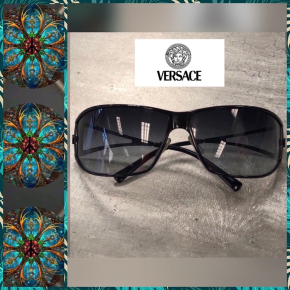Versace Accessories - 🕶• Versace Sunnies LIKE NEW
